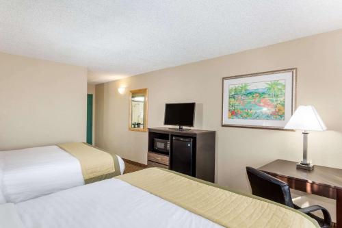 Postel nebo postele na pokoji v ubytování Baymont by Wyndham Fort Myers Airport