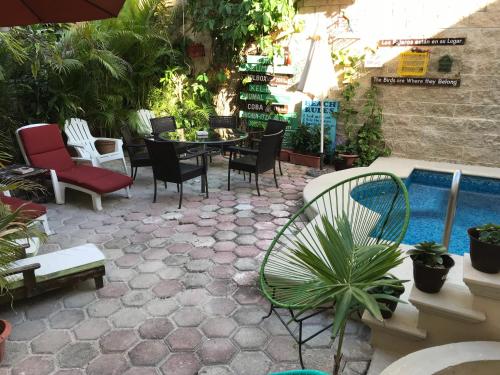בריכת השחייה שנמצאת ב-Suites Fenicia או באזור