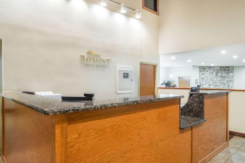 The lobby or reception area at Baymont by Wyndham Metropolis