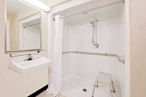 Baymont by Wyndham Battle Creek Downtown tesisinde bir banyo