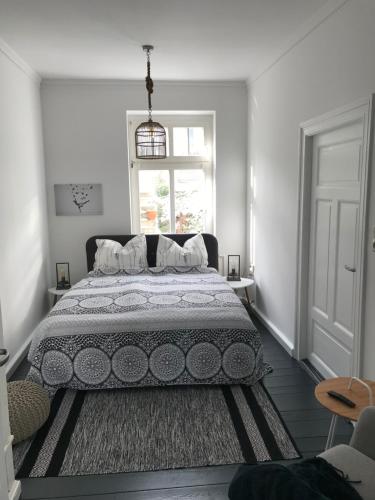 a bedroom with a large bed and a window at Homelig Altstadt Ferienwohnungen Sassnitz Fewo 4 in Sassnitz