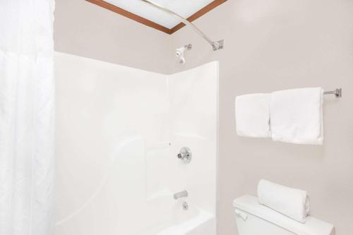 Koupelna v ubytování Baymont by Wyndham Boone