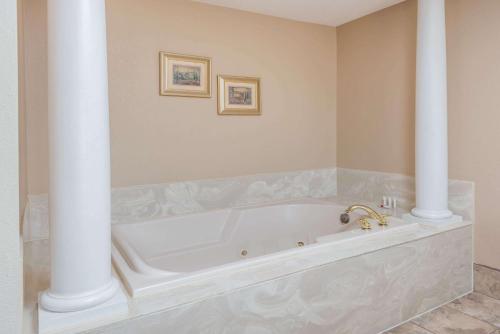 Kylpyhuone majoituspaikassa Seasons Inn & Suites Highland