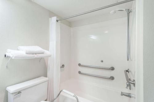 Ванная комната в Baymont by Wyndham Osage Beach