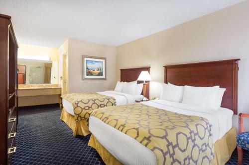 En eller flere senge i et værelse på Baymont by Wyndham Flagstaff