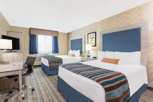 Katil atau katil-katil dalam bilik di SilverStone Inn & Suites Spokane Valley