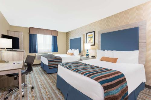 Кровать или кровати в номере SilverStone Inn & Suites Spokane Valley