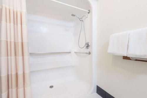 La salle de bains est pourvue d'une douche avec rideau de douche. dans l'établissement Baymont by Wyndham Santa Fe, à Santa Fe
