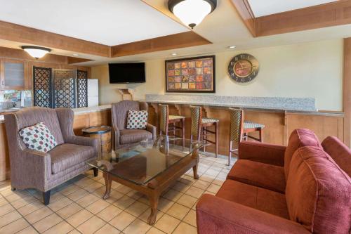 a living room with two couches and a bar at Baymont by Wyndham Sevierville Pigeon Forge in Sevierville