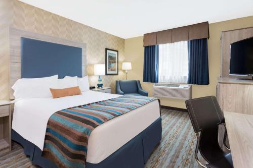 Katil atau katil-katil dalam bilik di SilverStone Inn & Suites Spokane Valley