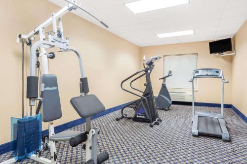Fitness centrum a/nebo fitness zařízení v ubytování Baymont by Wyndham Cartersville