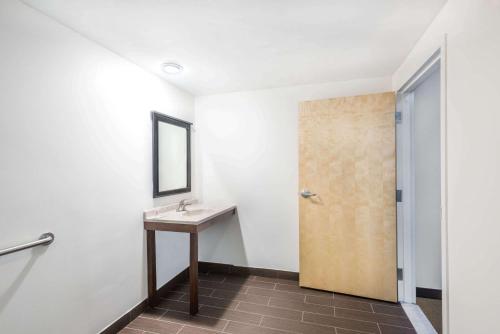 Ванная комната в Howard Johnson by Wyndham Quincy/ Boston