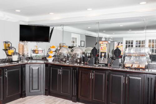 Η κουζίνα ή μικρή κουζίνα στο Baymont by Wyndham Glenview
