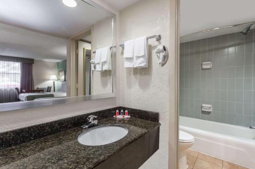 A bathroom at Baymont by Wyndham Sarasota