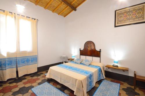 A bed or beds in a room at S'Ommu Ezza