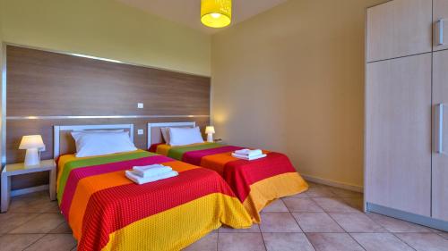 two beds in a room with two beds sidx sidx sidx sidx at Elea in Kato Daratso