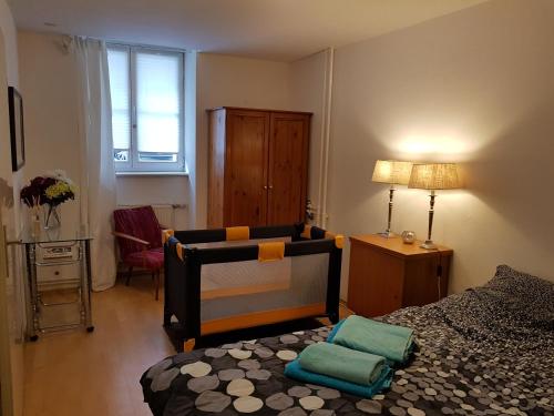 ein Schlafzimmer mit einem Bett, einem Stuhl und einer Lampe in der Unterkunft Appt Berlin in Berlin