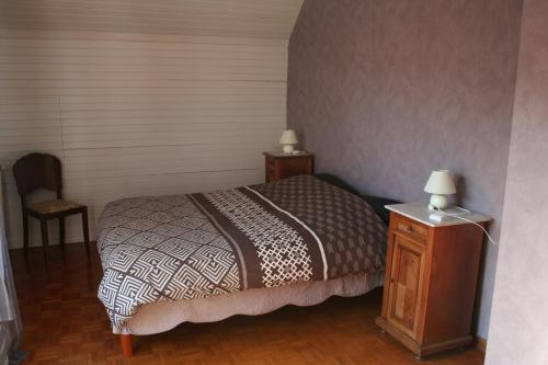 A bed or beds in a room at La maison de Tania
