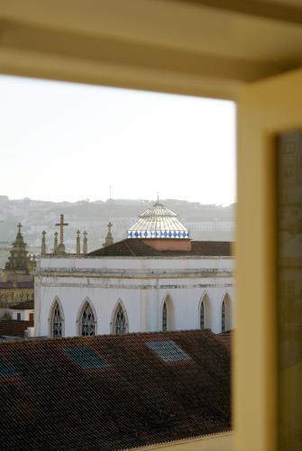 un grande edificio bianco con tetto a cupola di Casa de Cima a Coimbra