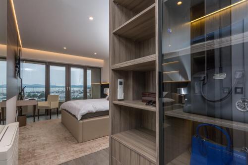 Pokój hotelowy z łóżkiem i biurkiem w obiekcie Luxury Apartment Kortina w mieście Zadar