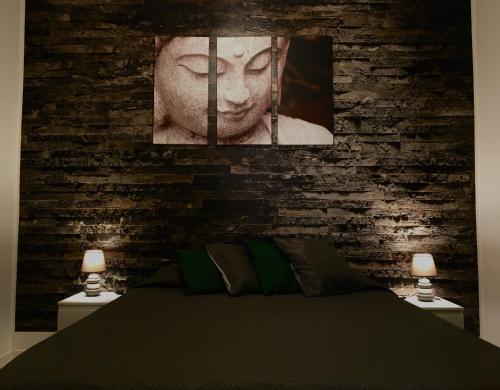 プエルト・デ・モガンにあるXianのレンガの壁のベッドルーム1室(ベッド1台、ランプ2つ付)