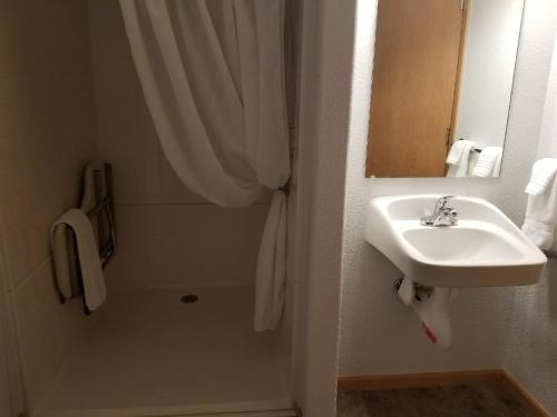 Bilik mandi di Howard's Motel