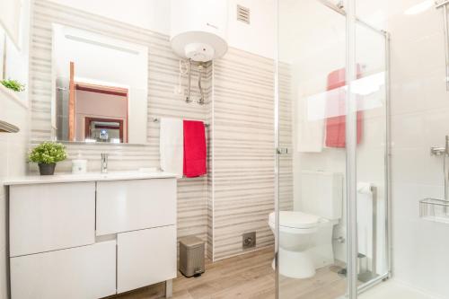 リスボンにあるCosmopolis 2のバスルーム(ガラス張りのシャワー、トイレ付)