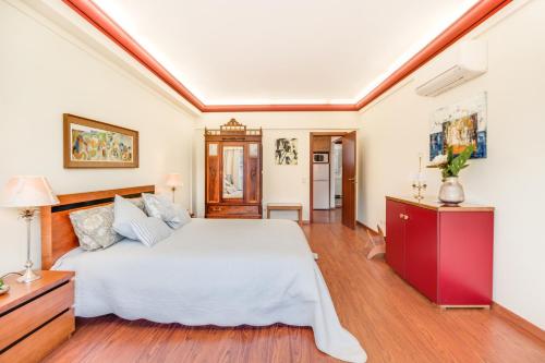 リスボンにあるCosmopolis 2のウッドフロアのベッドルーム1室(大きな白いベッド1台付)