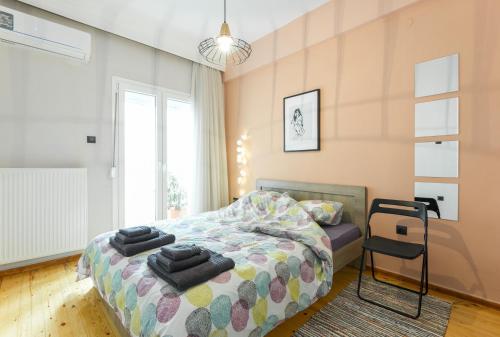 ein Schlafzimmer mit einem Bett und einem Stuhl darin in der Unterkunft Style 'n' Comfort in Thessaloniki