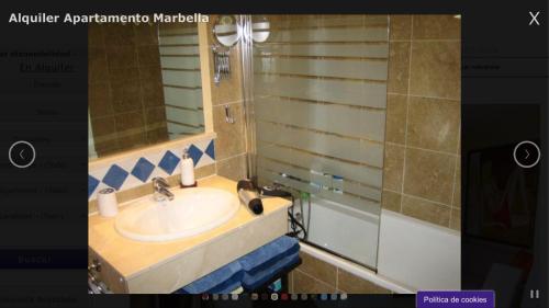 マルベーリャにあるApartamento Marbella Playaのバスルーム(シンク、鏡、バスタブ付)