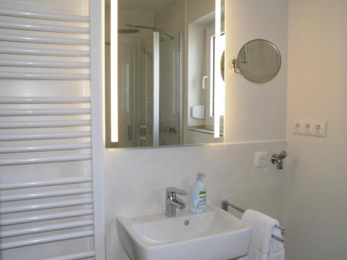 比蘇姆的住宿－Appartements Buesum FW20，白色的浴室设有水槽和镜子