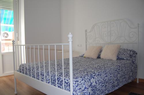 1 dormitorio con 1 cama blanca y 2 almohadas en Lorena Centro Apartamento GAM en Alicante
