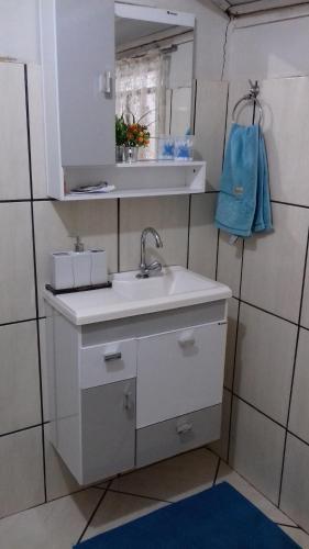 une salle de bain avec un lavabo et un miroir dans l'établissement Casa Central, à Olímpia