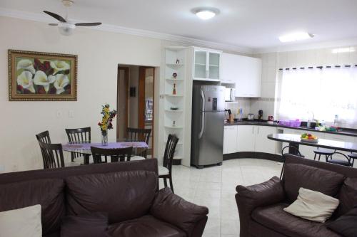 een keuken en een woonkamer met een bank en een tafel bij Apartamento em Meia Praia in Meia Praia