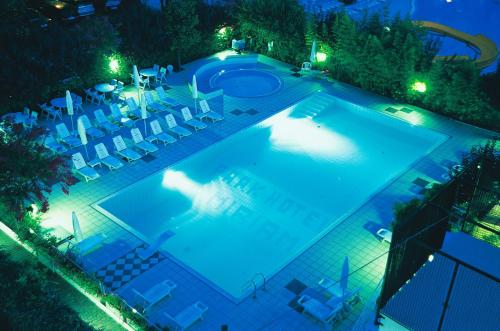 Bazén v ubytování Park Hotel Miriam nebo v jeho okolí