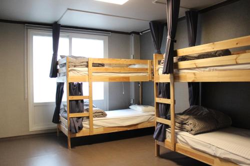 Двухъярусная кровать или двухъярусные кровати в номере Blue Door Hostel Guesthouse
