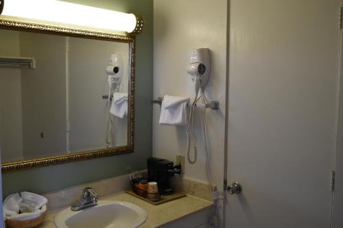Ένα μπάνιο στο Travelodge by Wyndham Red Bluff South of Redding