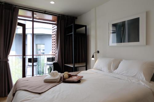 Un pat sau paturi într-o cameră la Haus Sathorn 21