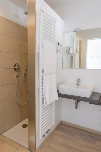 a bathroom with a shower and a sink at Hotel Villa Katy in Bardolino