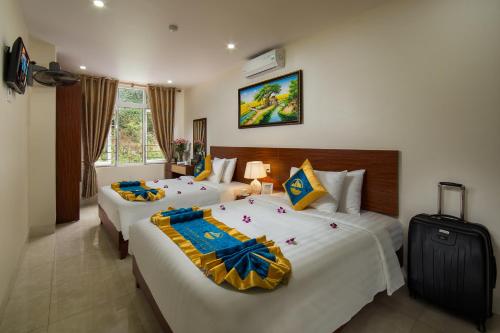 two beds in a hotel room with two beds sidx sidx sidx at Catba Cannon Fort Hotel & Spa in Cat Ba