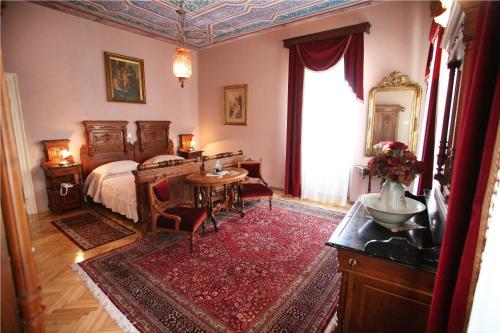 Un dormitorio con una cama y una mesa y sillas. en Villa Moretti, en Trogir