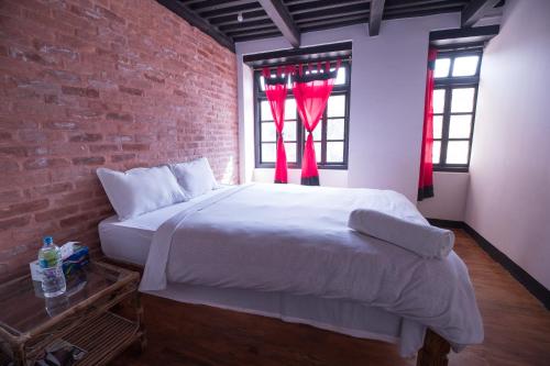 Postel nebo postele na pokoji v ubytování Lumbini Heritage Home