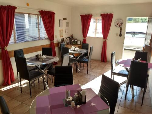 Restoran atau tempat lain untuk makan di Tourmaline Guest House