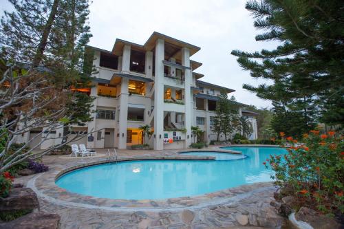 閣考島的住宿－帝國普凱瓦山度假酒店，大楼前设有游泳池的酒店