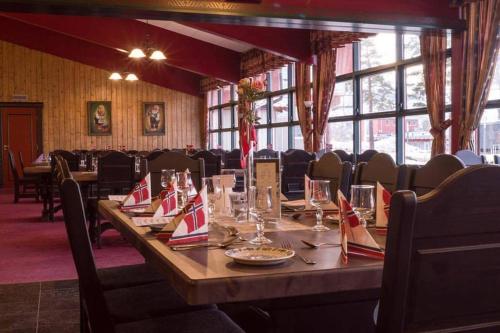 - une longue table dans un restaurant avec des verres et des serviettes dans l'établissement Bardu Hotell, à Sætermoen