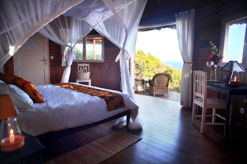 Tempat tidur dalam kamar di Dunes de Dovela eco-lodge