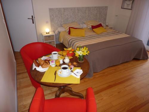 a bedroom with two beds and a table and chairs at Les Terrasses de Bellemoure Cébazat in Cébazat