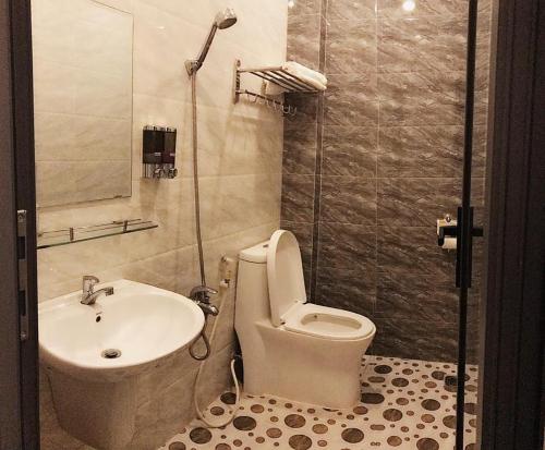 uma casa de banho com um WC e um lavatório em Khách Sạn Trường An em Nha Trang