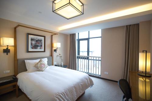 Postel nebo postele na pokoji v ubytování SSAW Boutique Hotel Hangzhou Qiandao Lake