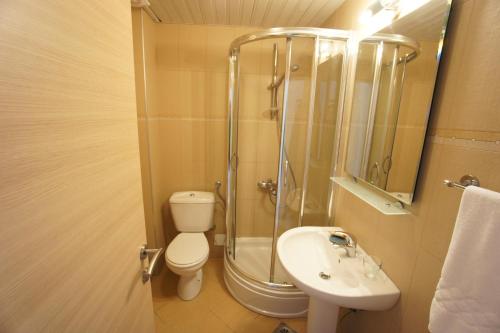 Un baño de Apartments Bečići Sunset